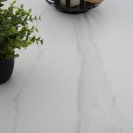 ΤΡΑΠΕΖΙ ΤΡΑΠΕΖΑΡΙΑΣ ΣΤΡΟΓΓΥΛΟ SYNTEC HM9309.02 SINTERED STONE ΛΕΥΚΟ ΜΕΤΑΛ.ΠΟΔΙΑ Φ115x75Y εκ. - Image 4