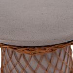 ΒΟΗΘΗΤΙΚΟ ΤΡΑΠΕΖΙ ΣΤΡΟΓΓΥΛΟ DELIA HM18167.03 FIBER CEMENT ΓΚΡΙ & RATTAN Φ40x45Υεκ - Image 8